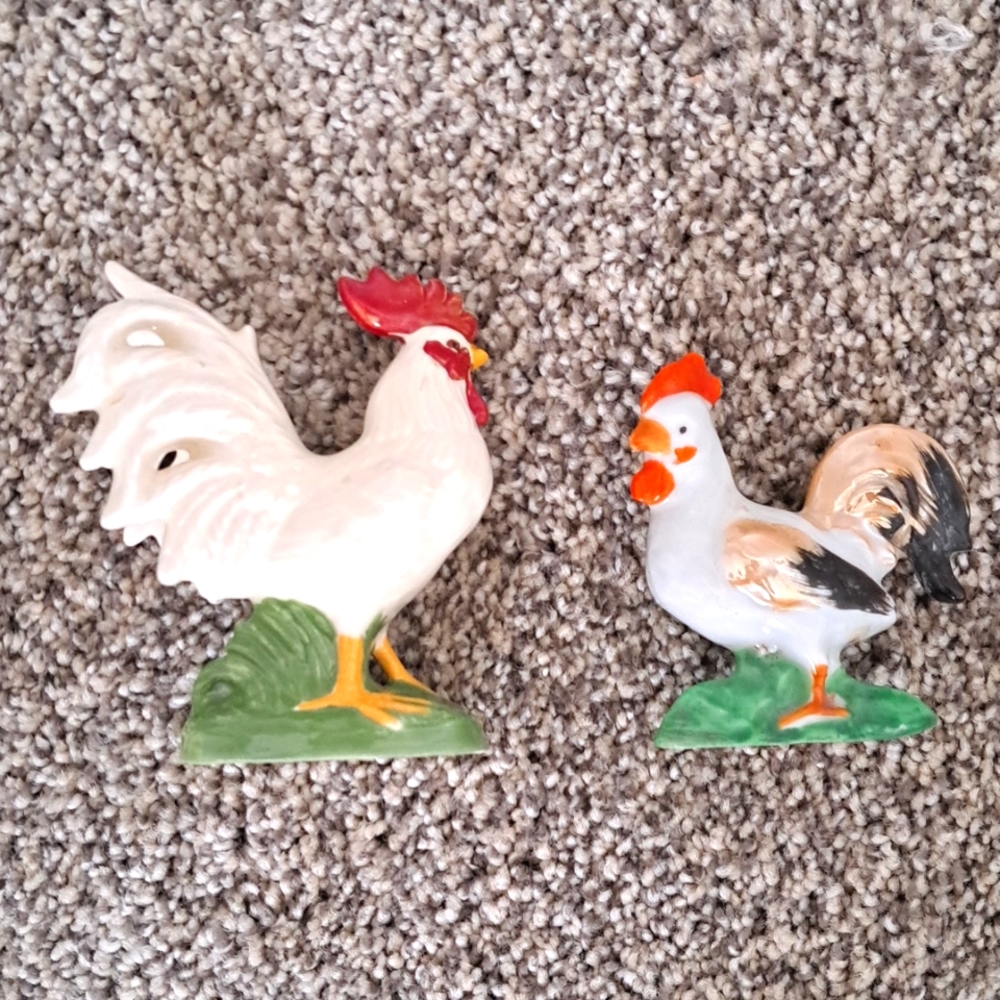 Vintage Rooster 🐓 and Hen not  matched set. 3.5" and 2.75" tall